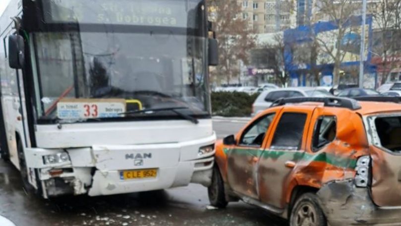 Un autobuz de rută s-a ciocnit cu o maşină a încasatorilor la Botanica