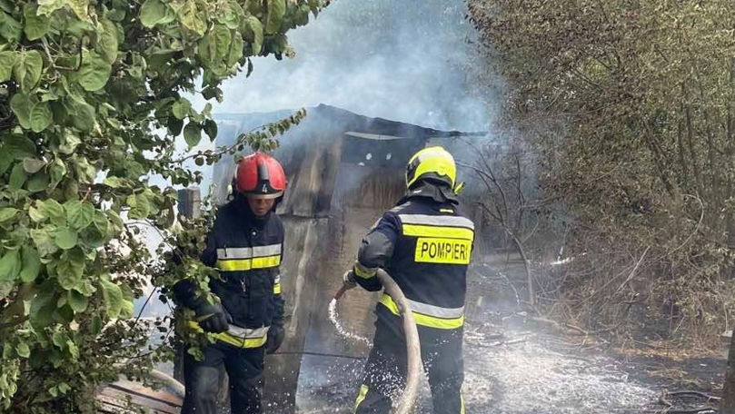 Incendiu de vegetație la Anenii Noi: Focul a cuprins și o construcție