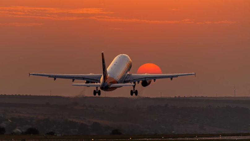 Peste 40.000 pasageri au zburat datorită lui: Cine e pilotul moldovean