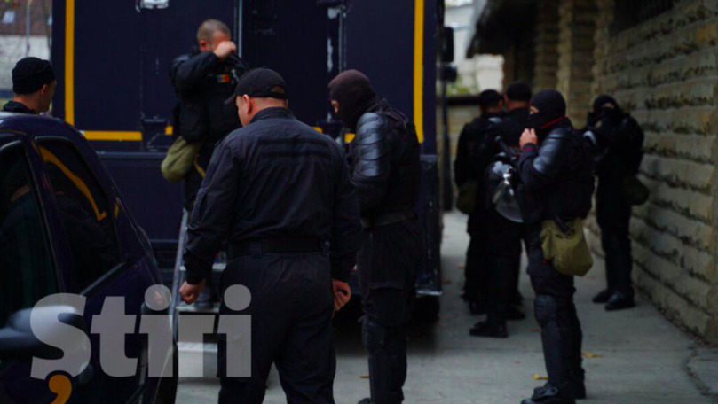 Carabinierii și mascații, surprinși lângă clădirea Parlamentului