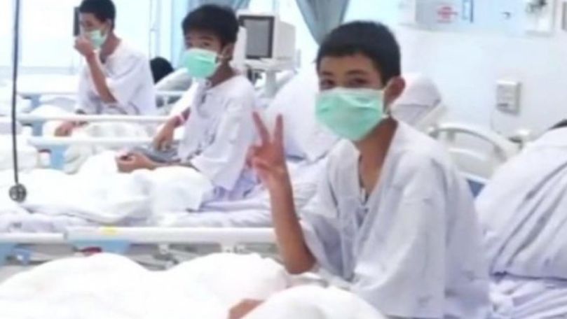 Primele poze cu băieţii salvați din peșteră. Cum arată copii în spital