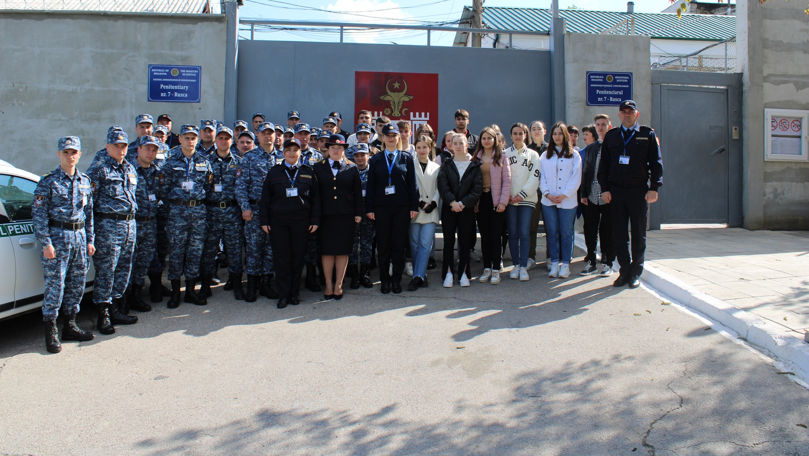 Viața femeilor de la Penitenciarul Rusca. Un grup de elevi, în excursie