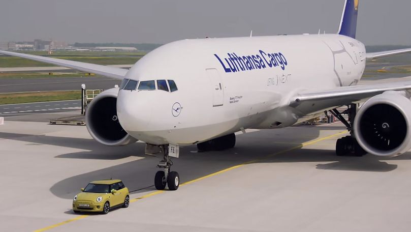 Электрический MINI буксирует 150-тонный Boeing.