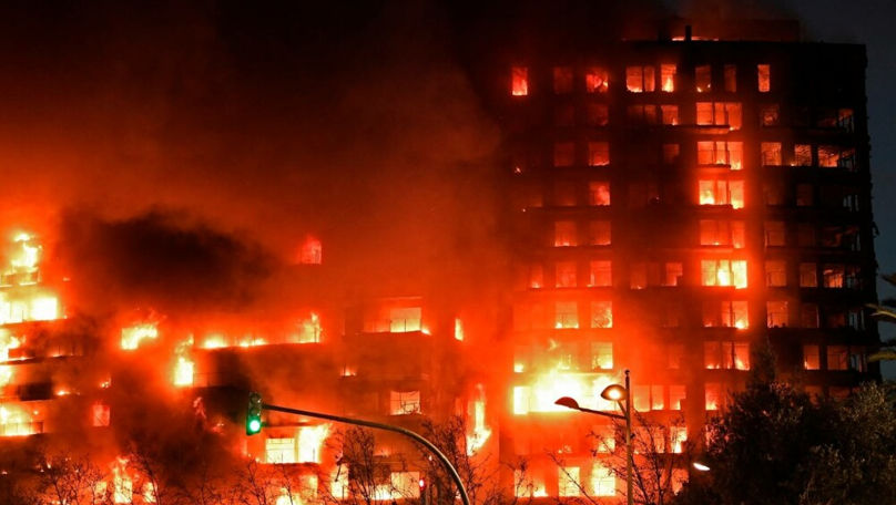 Incendiu în Valencia: Un bloc cu 14 etaje a fost înghițit de flăcări
