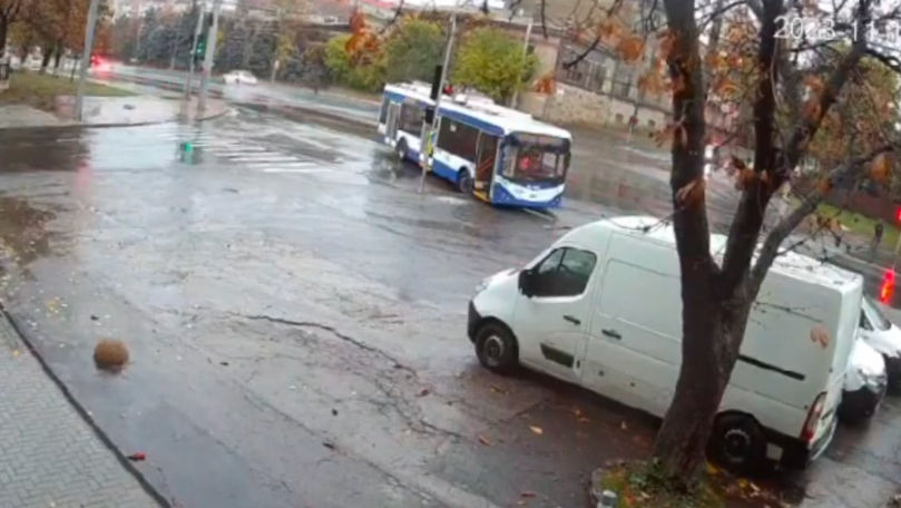 Manevra inexplicabilă făcută de șoferul unui troleibuz din Chișinău