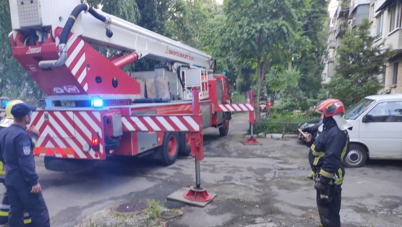 O placă de beton risca să cadă de la etajul 7: Intervenția pompierilor
