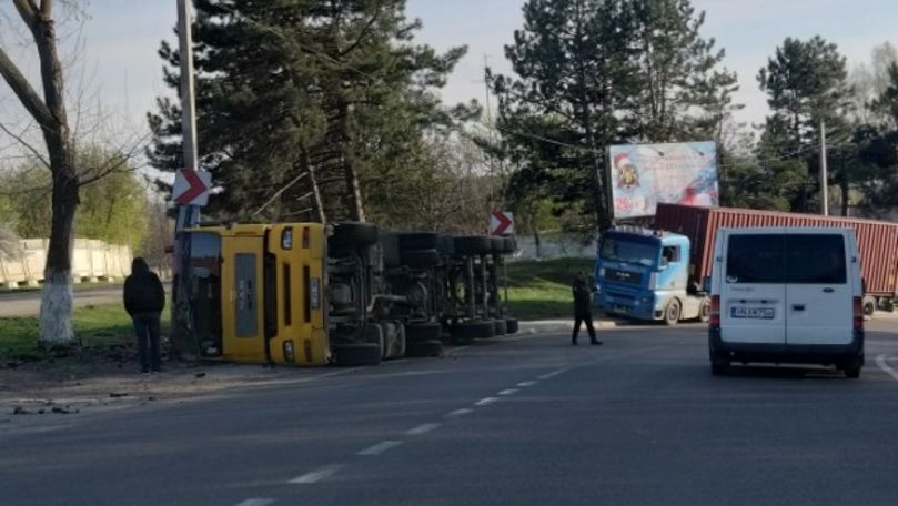 Camion, răsturnat într-o curbă la Hâncești. Șoferul, internat la spital