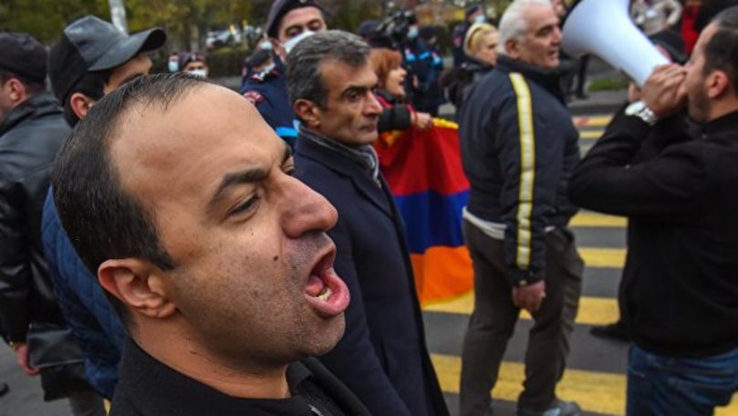 В Ереване протестующие перекрыли путь к аэропорту.