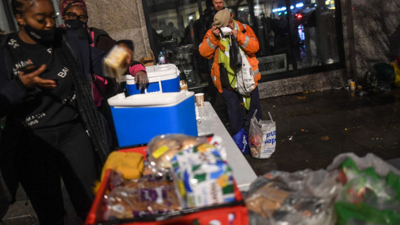 Britanicii au luat cu asalt băncile de alimente: Cozi de sute de oameni