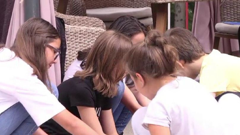 Zeci de elevi din Moldova au petrecut timpul într-o tabără din România