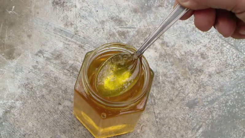 Trucul prin care recunoști mierea naturală înainte să o cumperi