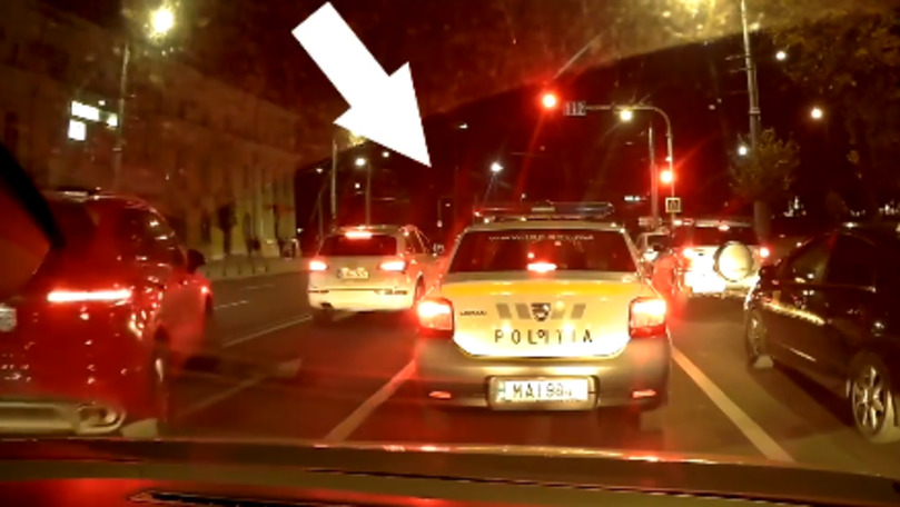 Șofer cu Porsche, filmat cum încalcă regulile sub nasul polițiștilor