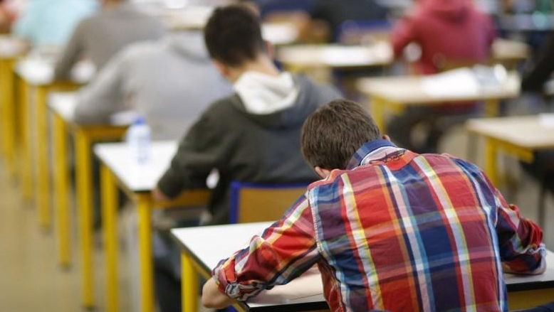 Elevii claselor a 9-a susțin examenul național la matematică