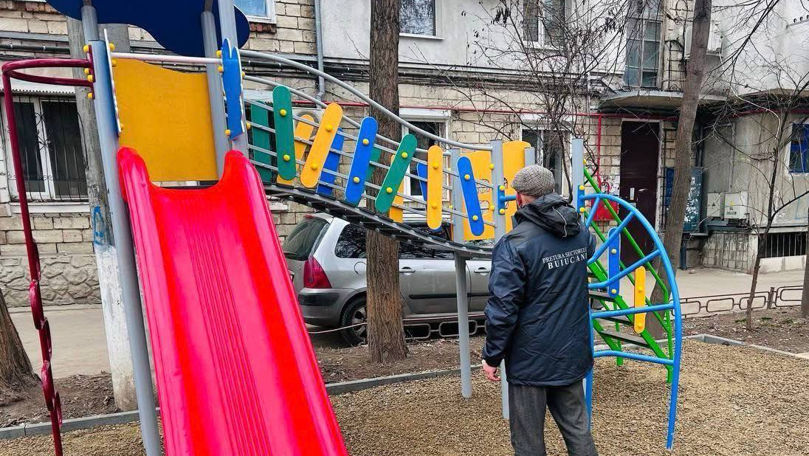 Noi terenuri de joacă pentru copii, instalate în sectorul Buiucani