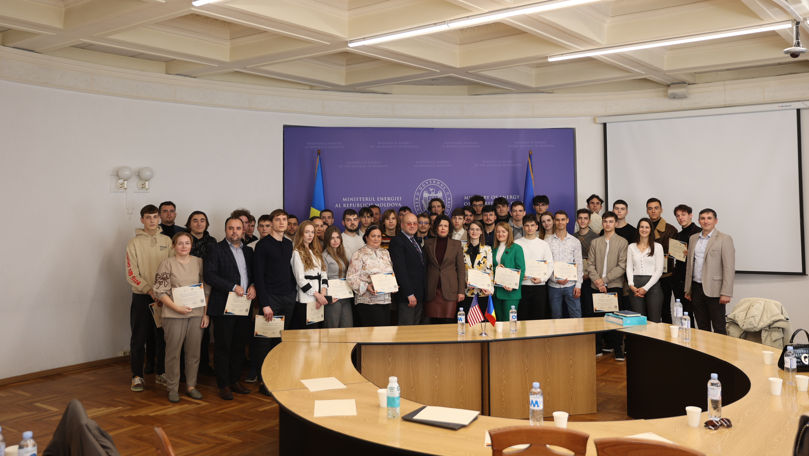 Zeci de studenți din Moldova au primit burse de 1.000 de euro de la ACLS