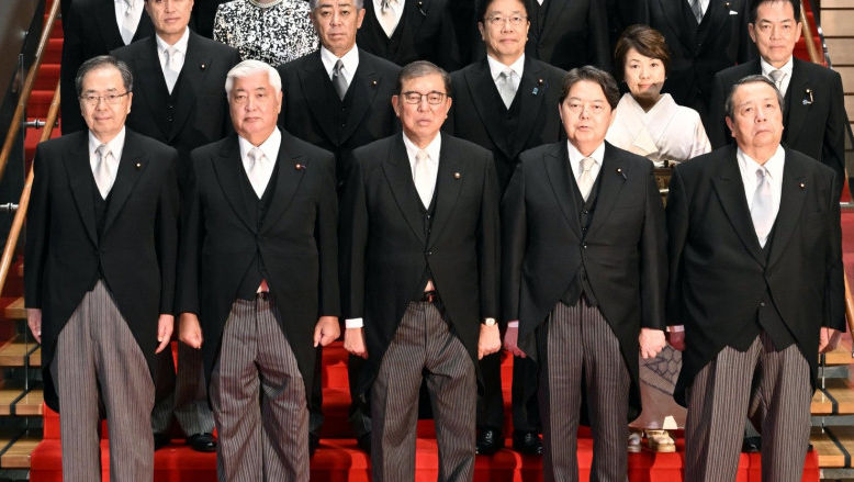 Japonia: O fotografie cu noul Executiv, retușată după un val de ironii