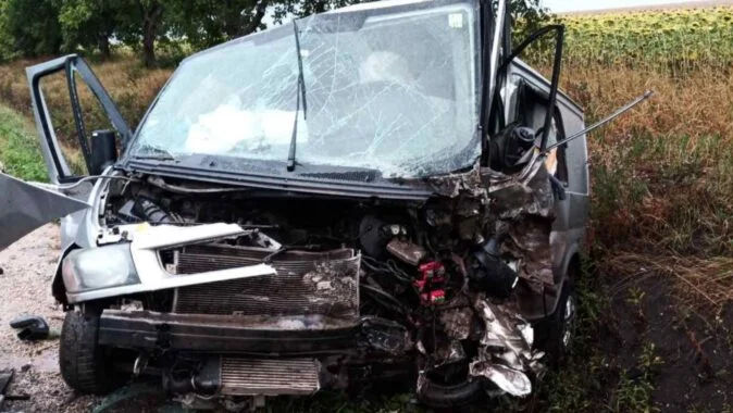 Accident la Căușeni: Un bărbat, descarcerat și transportat la spital