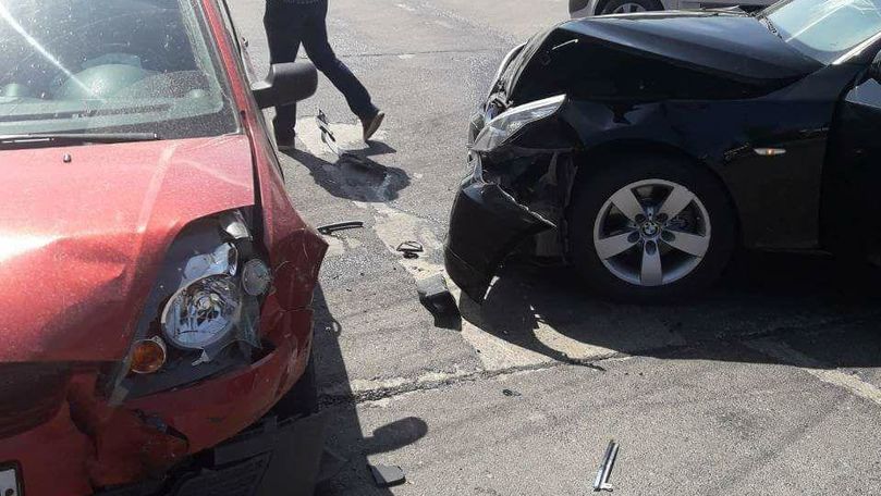 Lovitură violentă între un BMW şi un Ford la intrarea în Ialoveni
