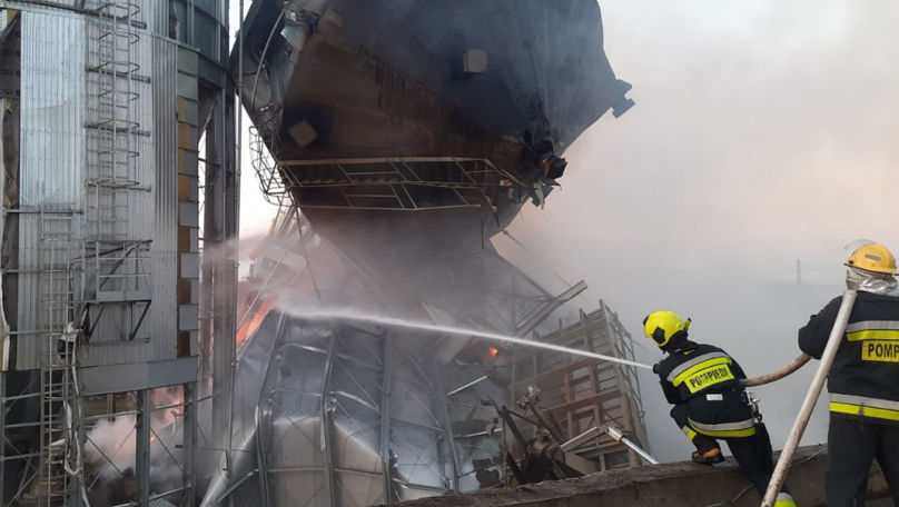 Pompierii continuă lichidarea incendiului de la Portul Giurgiulești