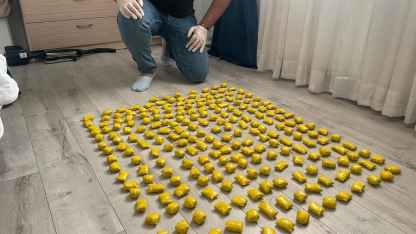 Un bărbat, reținut după ce a luat din ascunziș 1,5 kg de marijuana