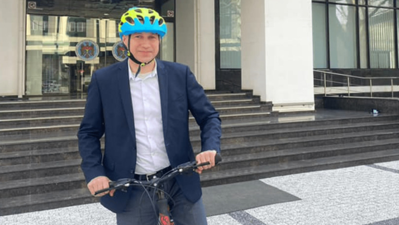 Îndemnul secretarului de stat care a schimbat mașina pe bicicletă