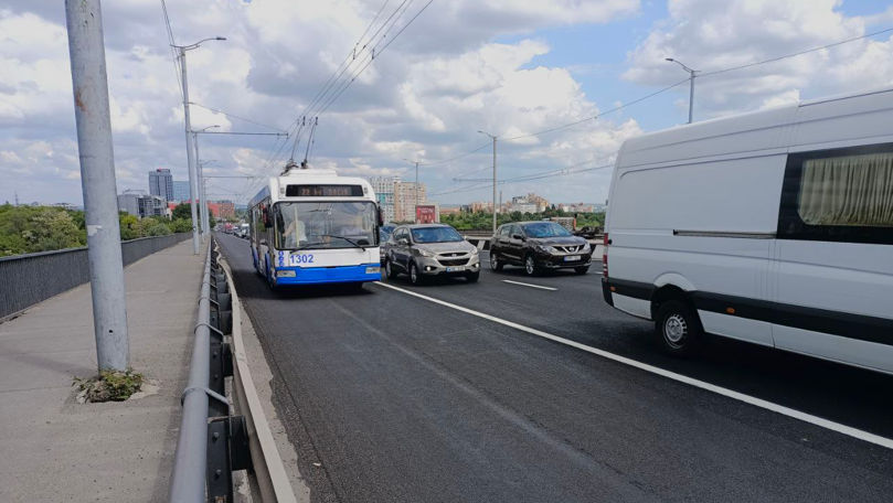Chișinău: Pe viaduct a apărut o bandă destinată transportului public
