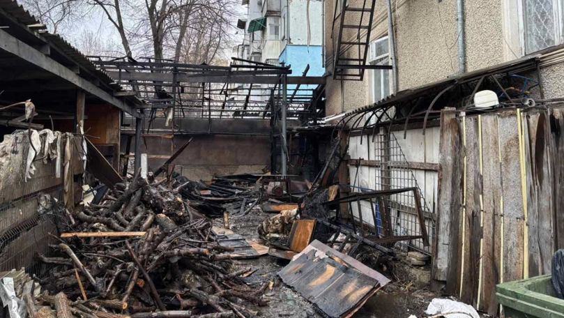 La Bălți a ars o construcție cu lemne de foc: Pompierii au prevenit extinderea incendiului la un bloc cu cinci etaje.