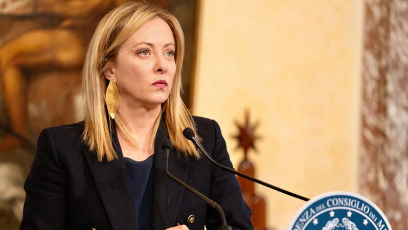 Italia interzice complet mamele-surogat. Reacţii dure către Meloni