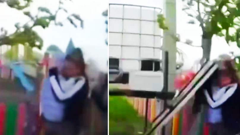 В Румынии на женщину с двухлетним малышом на руках рухнул фонарный столб.