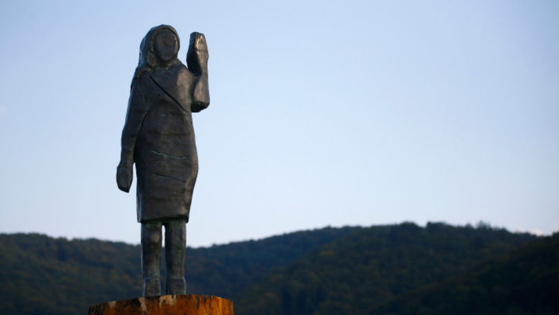 Statuia de lemn a Melaniei Trump, înlocuită cu o replică din bronz