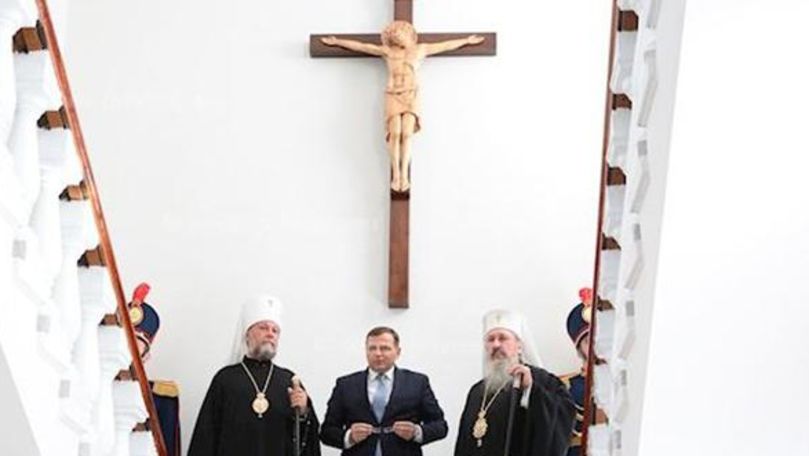 Pavel Voicu va păstra crucifixul instalat de Năstase la MAI