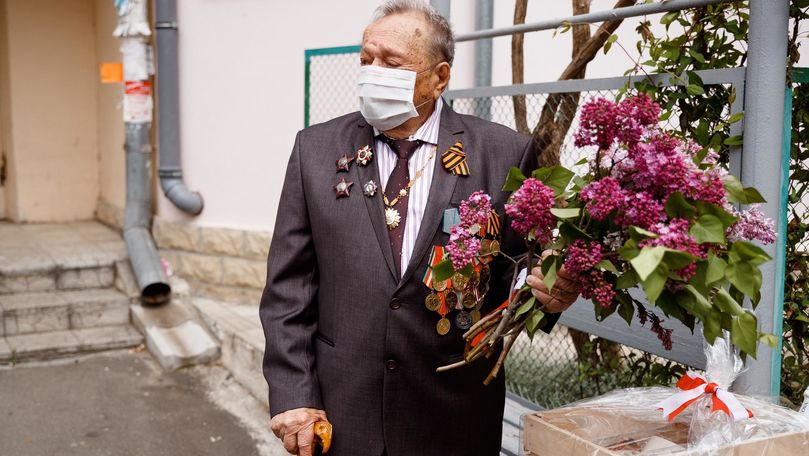 ȘOR: Flori și cadouri fiecărui veteran din Al Doilea Război Mondial Ⓟ