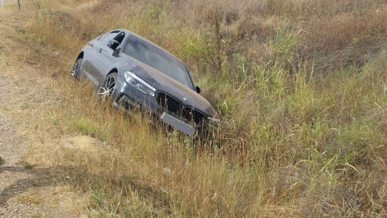 Un șofer a vrut să fugă de funcționarii vamali și a ajuns într-un șanț