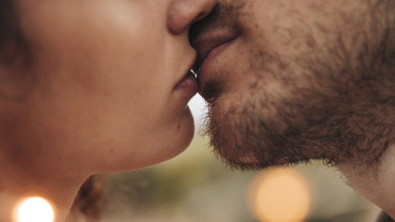 Boala sărutului ar putea fi cauza principală a sclerozei multiple
