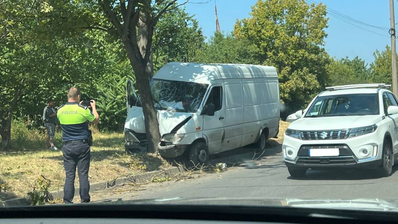 Un microbuz s-a izbit într-un copac. Un tânăr, transportat la spital