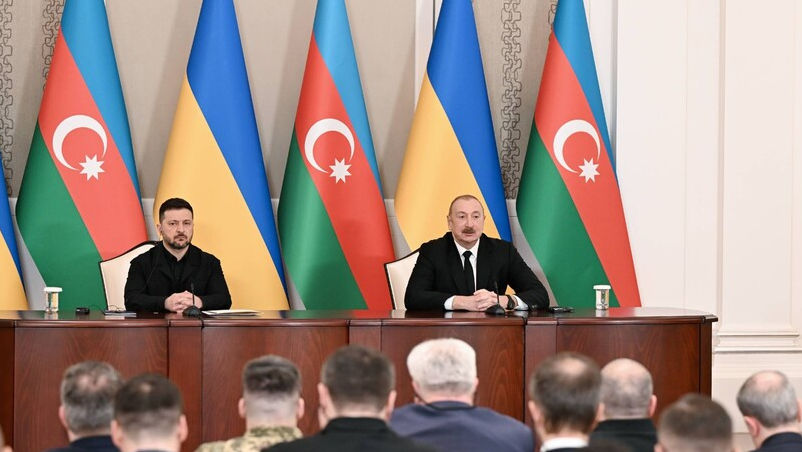 Зеленский: Украина готова к переговорам с США и РФ в Азербайджане.