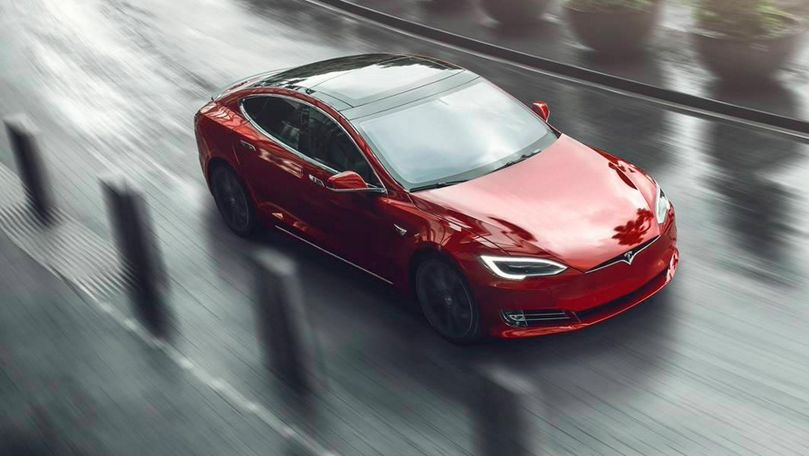 Автопилот Tesla тренируется останавливаться на красный.