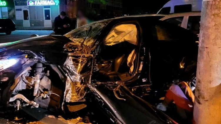 Ночное ДТП в столице: водителя BMW доставили в больницу.