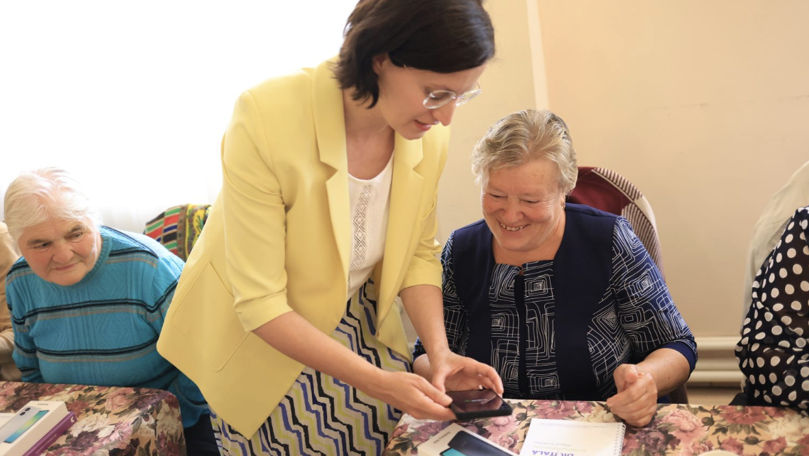 Telefoane inteligente pentru 65 de seniori din 12 localități din țară