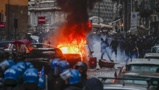 Incidente la Napoli: Suporterii echipei Eintrecht au creat haos