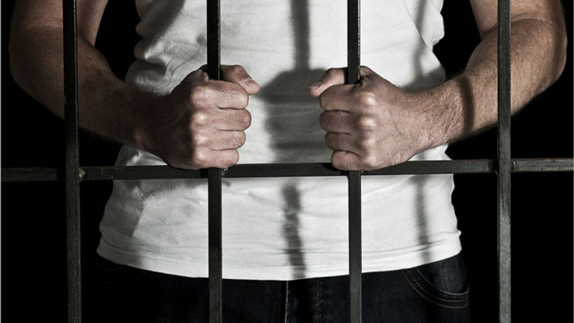 Gelozia i-a luat mințile. Un tânăr, condamnat pentru omorul concubinei