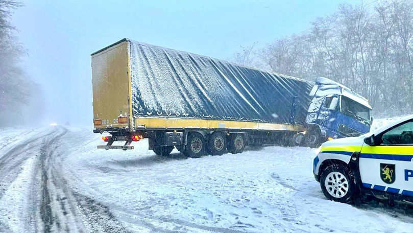 Mai multe autovehicule au derapat din cauza zăpezii. Recomandările IGSU