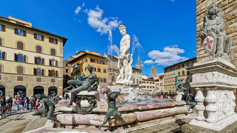 Во Флоренции туристку оштрафуют на €5 тысяч за попытку потрогать статую Нептуна.