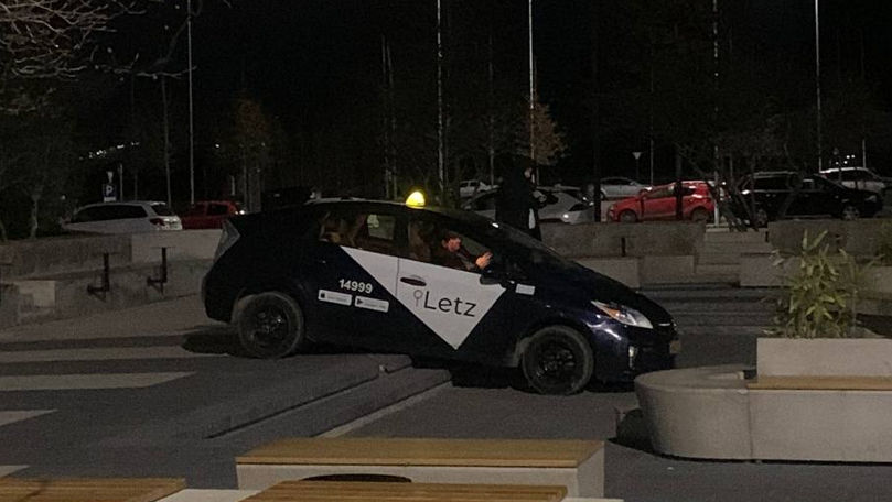 Încă un taximetrist a ajuns în havuz la un centru comercial din Capitală