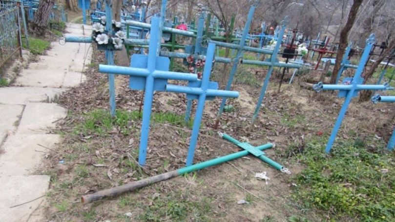 Cruci scoase și mese rupte: Cum arată cimitirul din Vorniceni vandalizat