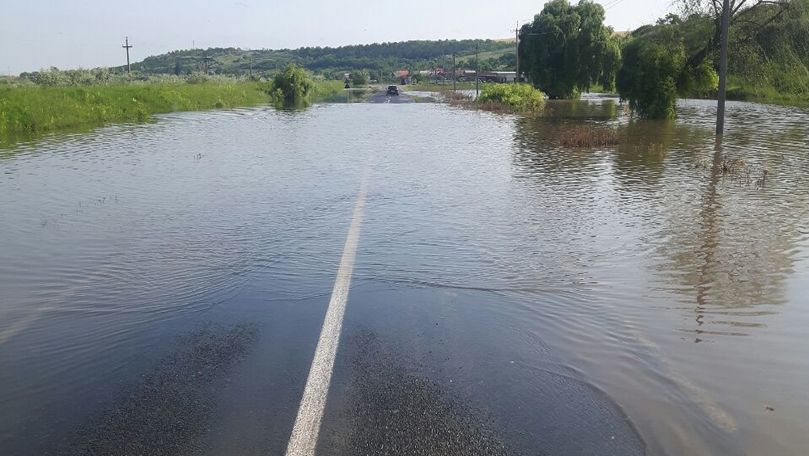 Drumuri și acoperișuri, distruse de ploaie în toată Moldova