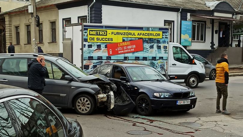 Accident în Capitală: Un Renault a intrat violent într-un BMW