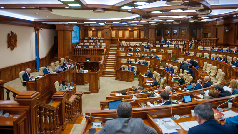 Объявление президента после решения КС разделило депутатов на два лагеря.