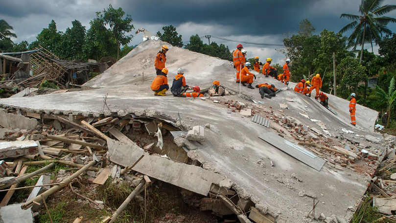 Десятки человек пострадали при землетрясении в Индонезии магнитудой 6,0.