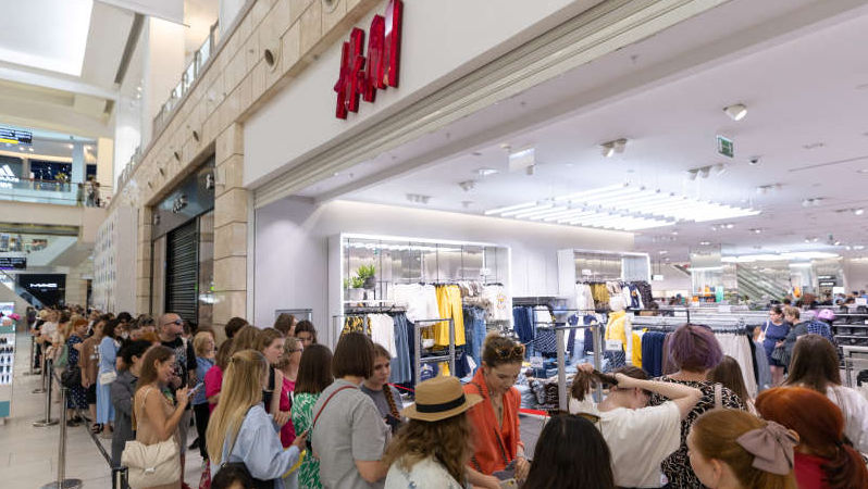 Magazinele H&M din Moscova fac lichidare de stoc înainte de plecare
